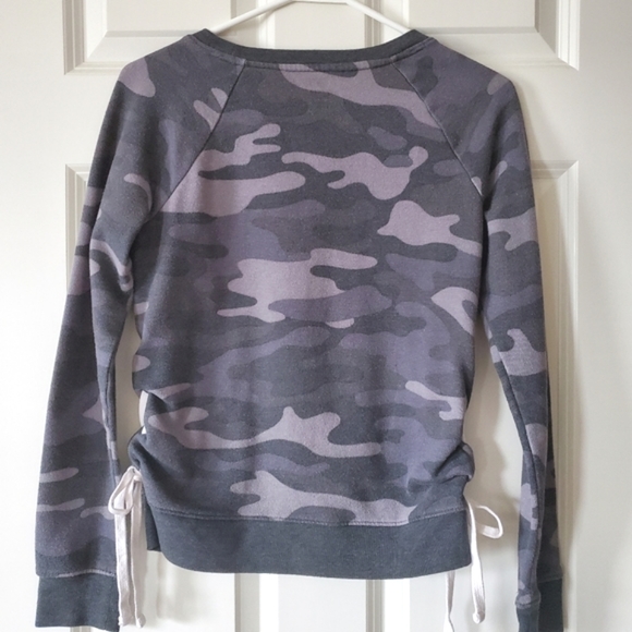 SO Perfect Crew Gray Camo Sweatshirt Size S - Picture 2 of 6